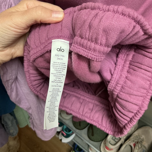 ALO Yoga Accolade Sweatshirt and Straight Leg Sweatpants Set in Soft Mulberry - Picture 8 of 9